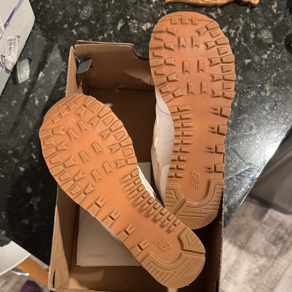 New Balance Women's 574 Shoes - Picture 3 of 9